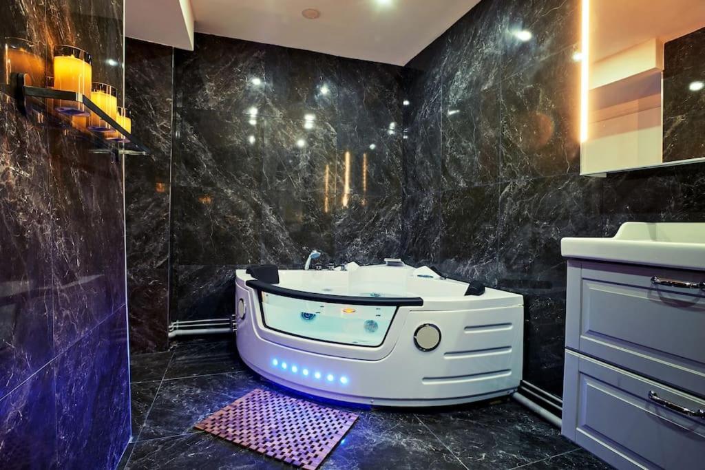 Versailles Jacuzzi - Sauna - Rdc 2 Εξωτερικό φωτογραφία