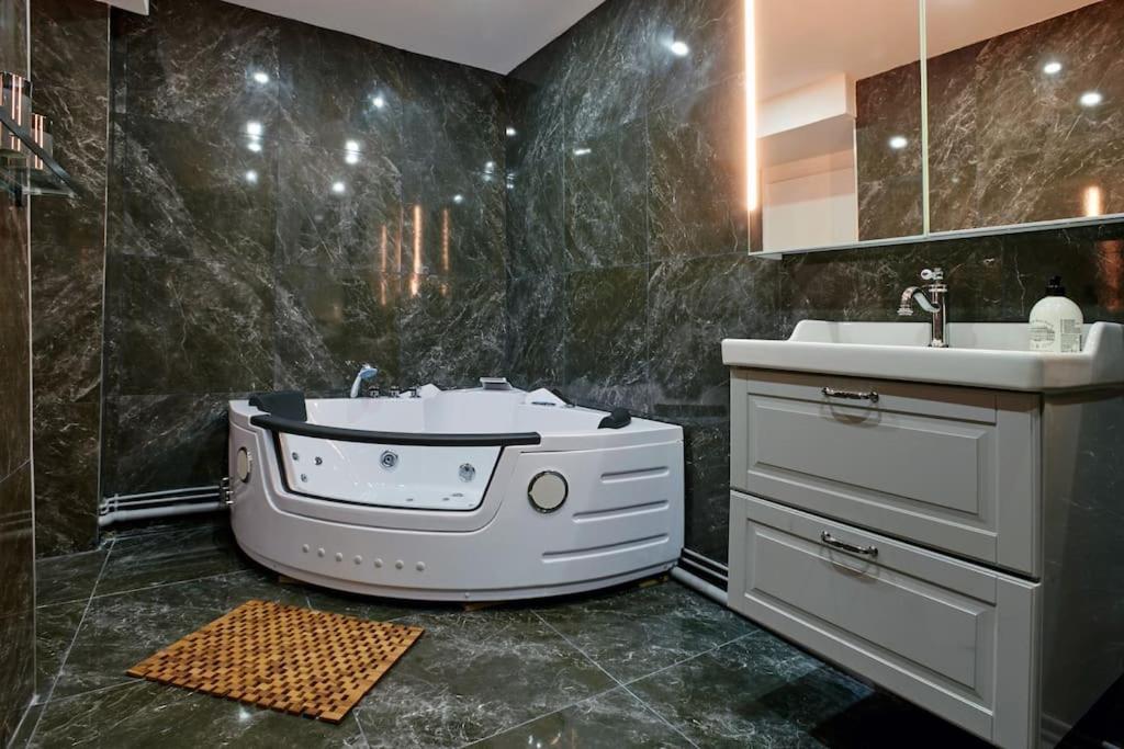 Versailles Jacuzzi - Sauna - Rdc 2 Εξωτερικό φωτογραφία